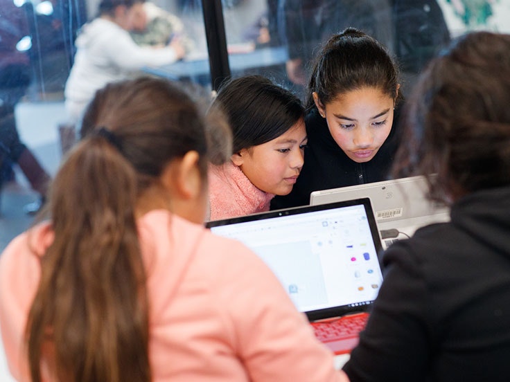 Corinna School students, Raranga Matihiko programme, 2018. Photo by Kate Whitley. Te Papa A group of young students work on a laptop
