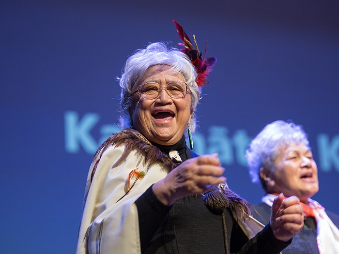 Whanganui-a-Tara Pākeke performing at Kaumātua Kapa Haka 2017. Te Papa A lady in a Māori cloak sings