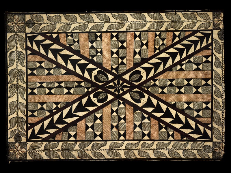 Siapo (tapa cloth), about 1917, Sāmoa, maker unknown. Gift of Thomas Trood, 1917. Te Papa (FE001416) Tapa cloth with a saltire design containing arrows within its stripes. A border around the tapa contains images of leaves