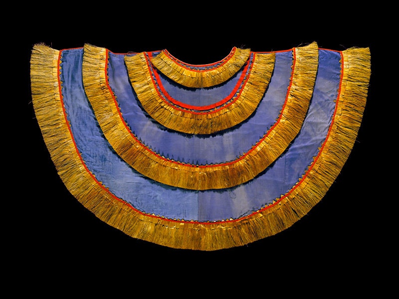 Cloak, circa 1870, Cook Islands, maker unknown. Gift of Te Aia Mataiapo, 1872. CC BY-NC-ND 4.0. Te Papa (FE000628) Bright cloak in yellow, purple, and red