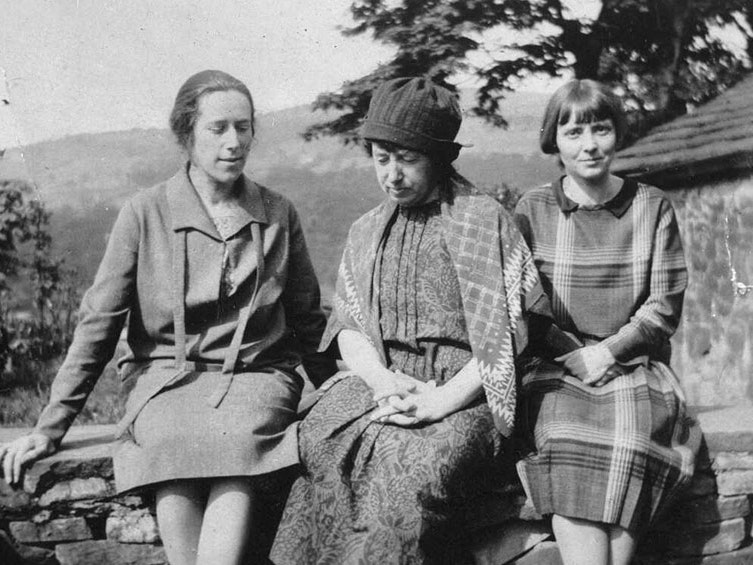 Hannah Richie, Frances Hodgkins, and Jane Saunders seated in a garden. Ref: 1/2-124397-F. Alexander Turnbull Library, Wellington, New Zealand. /records/23224341 Three women sit on a low brick fence, with a farmhouse-style building behind them to the right. Frances Hodgkins is in the middle, looking somewhat despondent