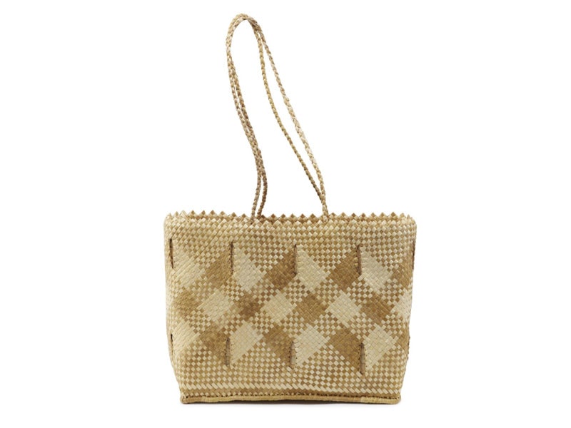 Ato (Basket), Tokelau, maker unknown. Gift of Government House, 1997. Te Papa (FE010821) woven bag