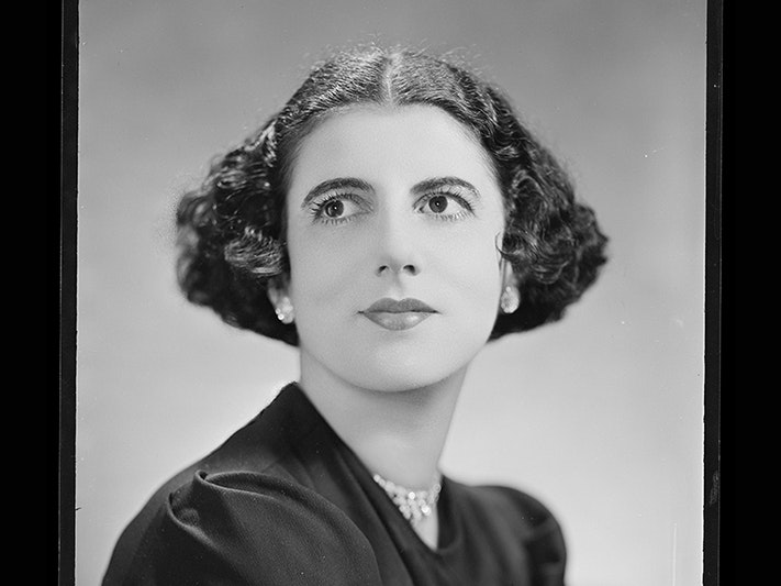 Miss K Baffa, 1930s, Wellington, by Spencer Digby Studios. Spencer Digby / Ronald D Woolf Collection. Gift of Ronald Woolf, 1975. Te Papa (B.049402) A black and white studio portrait photo of a woman looking up to her right