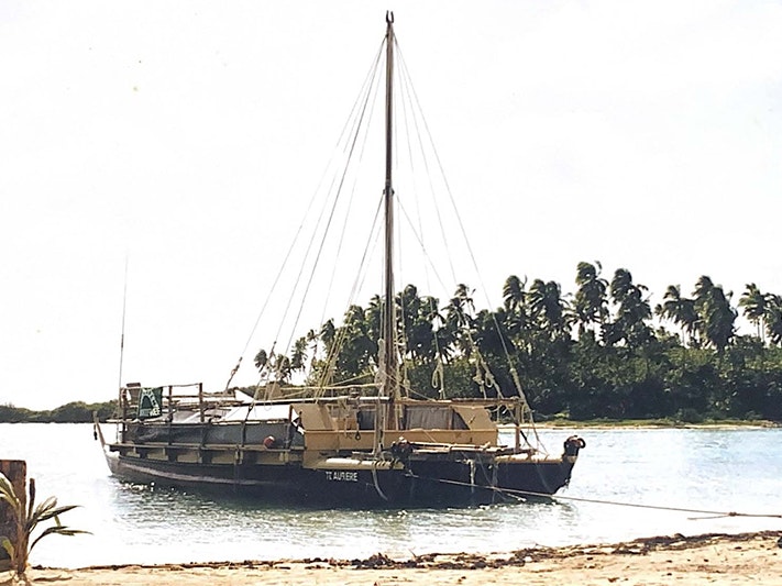 Te Aurere, Ngatangiia, Rarotonga 1992, Image courtesy of Te Tai Tokerau Tārai Waka Inc and Jack Thatcher A double-hulled canoe tied to the shore
