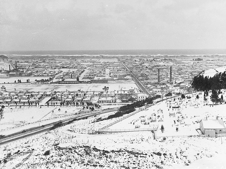 Dunedin under snow, August 27, 1886 (the flat), 1886, Dunedin, by Burton Brothers studio. Te Papa (C.011717) Overview of Dunedin under a heavy blanket of snow