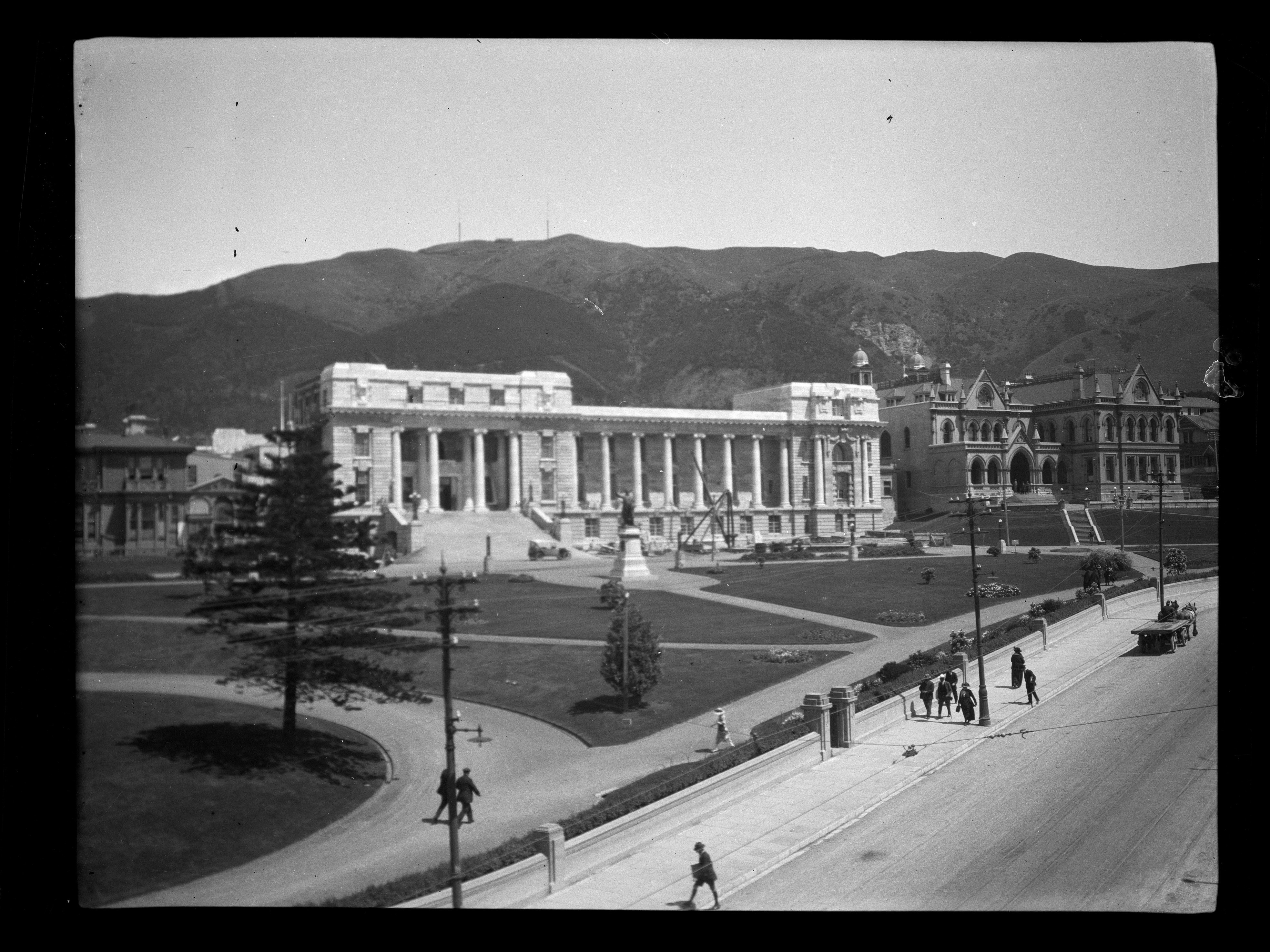 Parliament Buildings, 1921-1922, Wellington, maker unknown. Te Papa (A.016399) Black and white photo of a large stone building with manicured lawns in the foreground