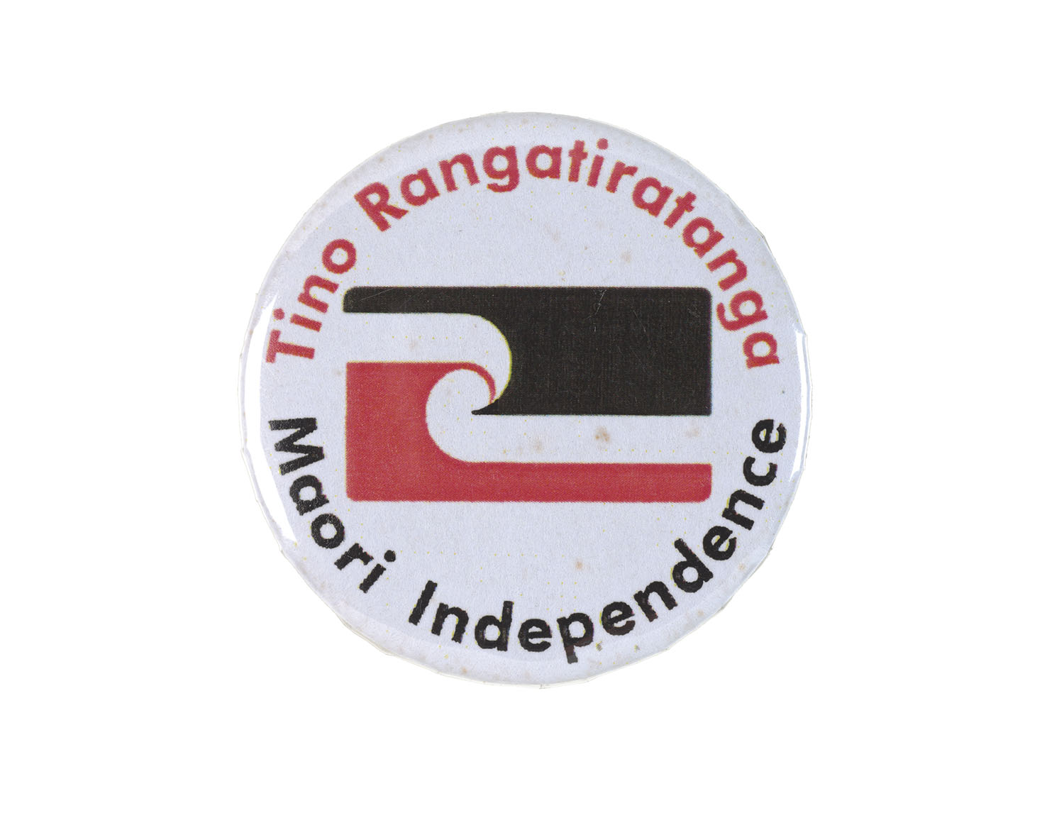 White badge with the tino rangatiratanga flag on it and the words “Tino Rangatiratanga Maori Independence”