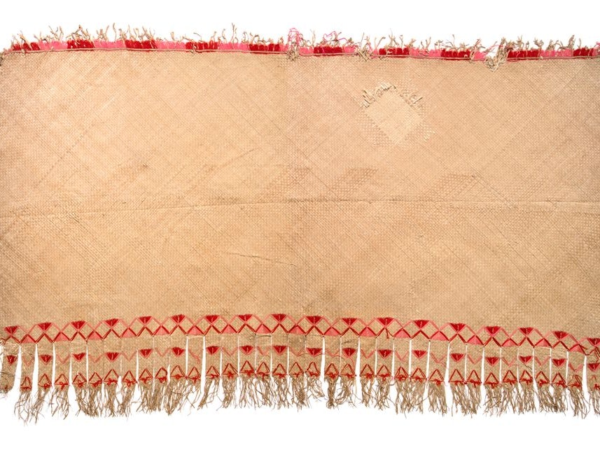 Fala lau‘ie, Apia, maker unknown. Purchased by Roger Neich in Sāmoa whilst doing research for his book in 1980. Te Papa (FE007790) A large woven mat with red trim at the top and red zig-zag patterns at the bottom with long tassles.