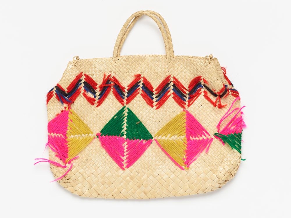 ‘ato (basket) used by Florence and James Fleck in New Zealand. 1930s, Sāmoa, maker unknown. Gift of Mrs Alice Hunt, 2000. Te Papa (FE011555) A woven basket with brightly coloured wool woven into patterns on the sides.