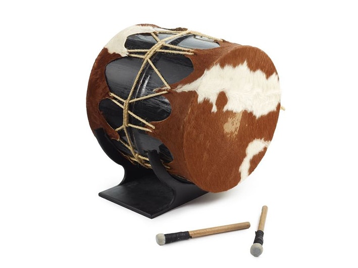 Nafa (drum), made by Lutui, Kaveinga; Lutui, Sione Sitani; Lutui and ‘Inoke.March 1999-April 1999; Auckland. Te Papa (FE011203/2) A tin oil drum with cow hide stretched on both ends. There are two drumsticks in the foreground.