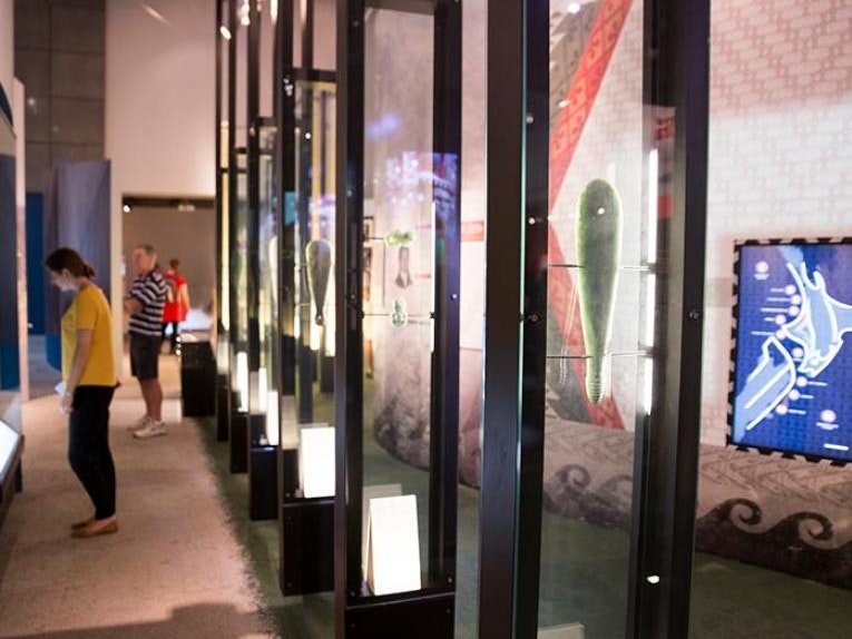 Whiti Te Rā! credit Lu Davidson. Visitors in Whiti Te Rā!