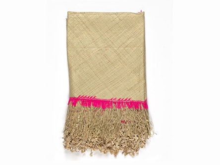 ‘Apei (white mat), 1980s, maker unknown. Donated by Ravai Titifanue and family, 2021. Te Papa (FE013646/1) White mat made from pandanus with a pink trim