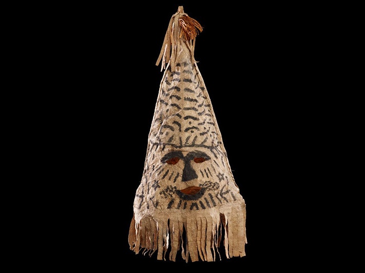 Pare 'eva (mask), Mangaia. Gift of Masonic Lodge Tawera o Kapiti, 1950. Te Papa (FE008435) A pointy mask made from a cone of tapa cloth with a face painted on.