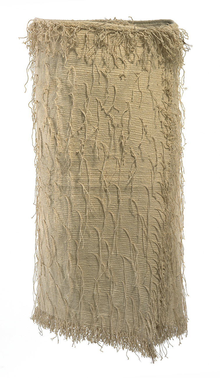 A woven cloak adorned with decorative two- or three-ply threads. It is woven with muka or flax fibre.