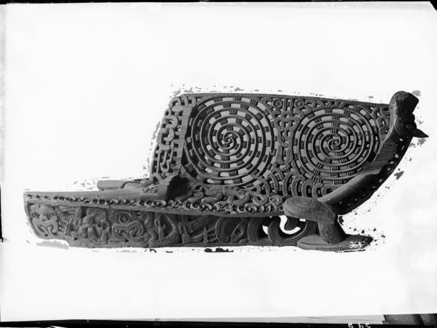 ME010928 – Tauihu (Prow), provenance once known. Image Augustus Hamilton c. 1890. Te Papa Tongarewa A black and white photo of a Māori carving on a white background.