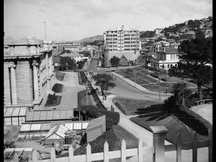 Museum Street about 1930, Negatives of the Evening Post newspaper. Alexander Turnbull Library 1/2-088250-G A black and white photo of the Government Building and the Colonial Museum in Thorndon.