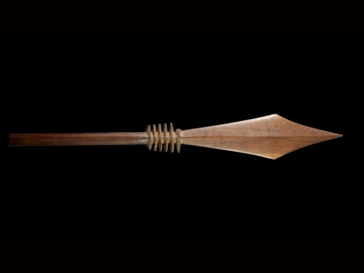 Anave (dance paddle), maker unknown. Sāmoa. Te Papa (FE012743) A wooden oar with a diamond-shaped paddle pointing right.